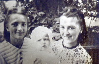 From left Olga Bílková with daughter Zdenička and sister Věra, 1944