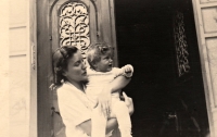 Jana Kautská in her mother's arms, Hrubá Skála, 1939