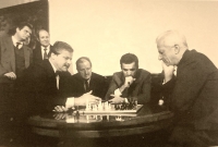 Vlastimil Hort (left) during an analysis with German President Richard von Weizsäcker. Garry Kasparov in the middle