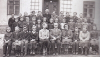 Dagmar Koverdynská's class in Domašov, 1954