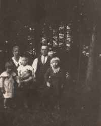 Zdeněk Duda with his siblings and parents in 1943