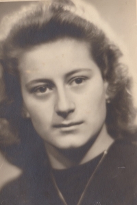 Photo of the witness from the graduation photo board, 1944