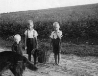 Vilibald Plaček in the middle, brother Karel on the right, Hať 1944