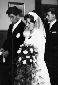 Vilibald Plaček with his wife Margareta in the ceremonial hall of the National Council, wedding picture, Hat' 1961