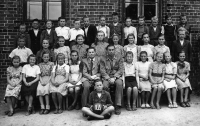 Vilibald Plaček above, first from the right, balloon is held by his classmate and veteran Karel Matuška, Hat 1950