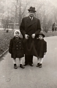 Jana Kautská (left) with her father Jiří Polášek, Prague, 1941