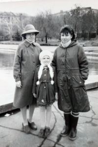 Liana with her mother and sister, 1985 