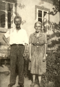 Witness's parents Anna Heidenreich and Dezider Kočiš, undated