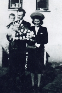 Wedding photograph of Bohuslav Šir and Žofia Ausficírová's parents from 1945