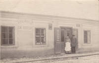 Emílie and Emanuel Heitler in front of House number 182 in Karlovarská Street in Unhošť