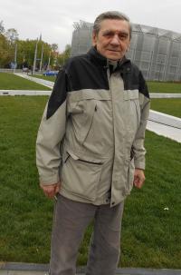 Jaromír in Zlín in front of Eva Jiřičná's music hall