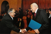 Přebírání profesorského diplomu z rukou prezidenta, 2006